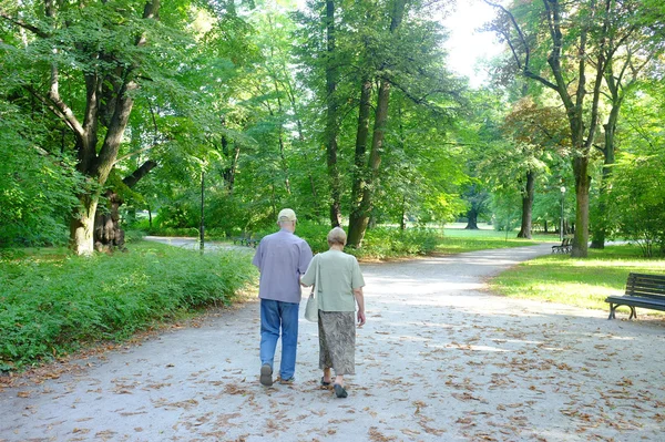 Senior par i parken — Stockfoto