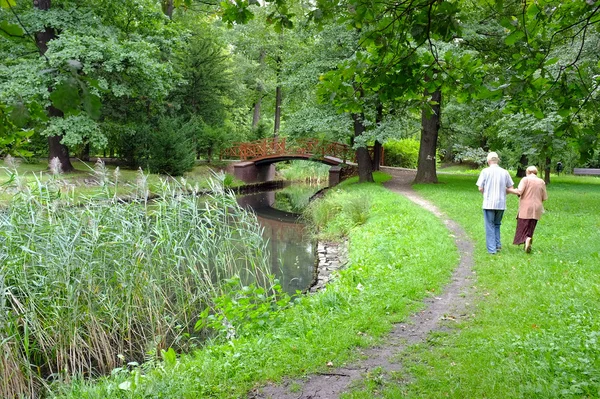 Starší pár v parku — Stock fotografie