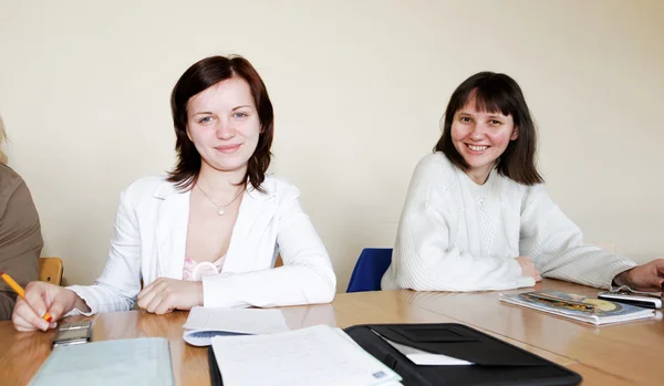 Mujeres jóvenes en la escuela — Foto de Stock