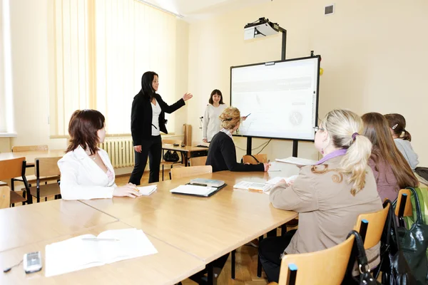 Giovani donne a scuola — Foto Stock