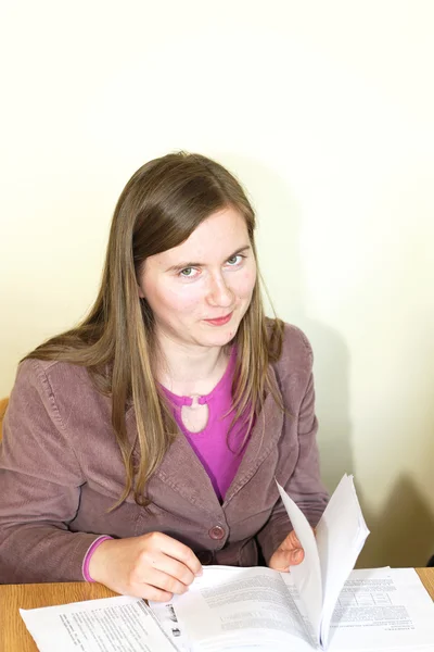 Jonge vrouwen op school — Stockfoto