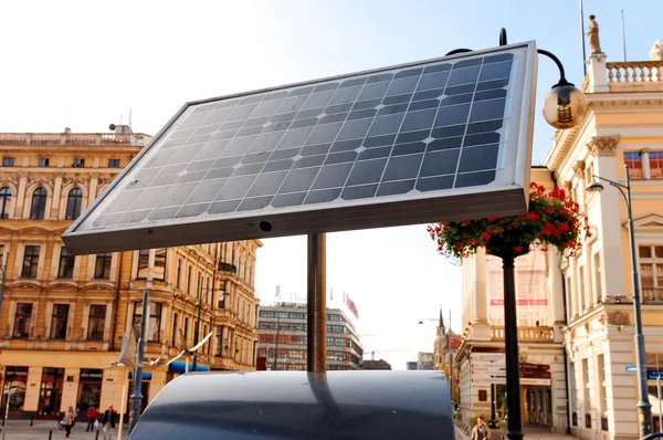 Bouw en zonne-energie power paneel — Stockfoto