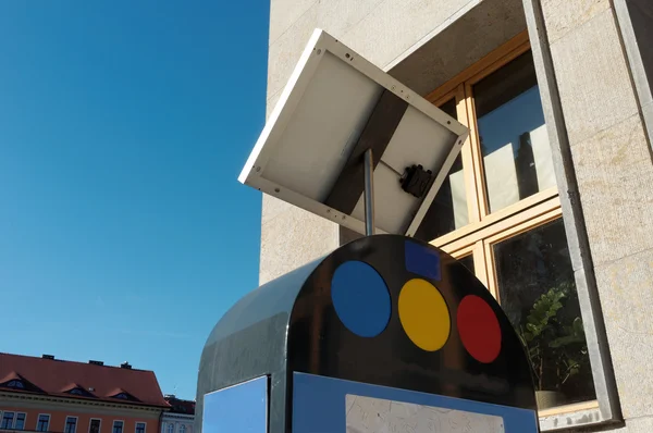 Building and solar power panel — Stock Photo, Image