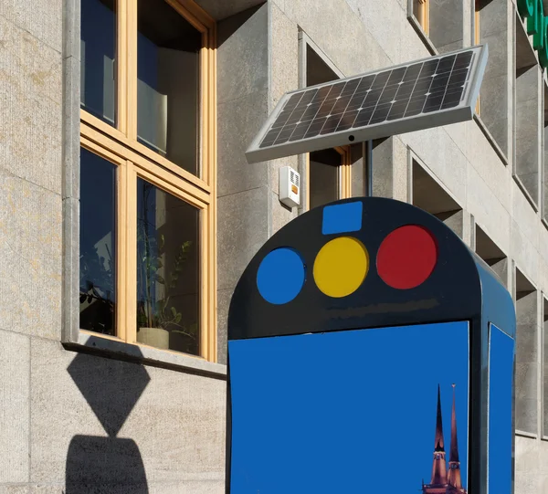 Byggnads- och solar power panel — Stockfoto