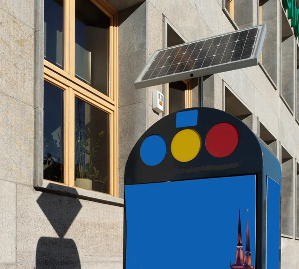 Bâtiment et panneau solaire — Photo