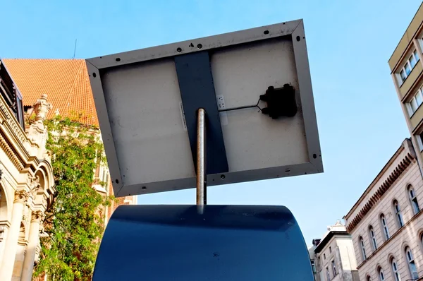 Edificio y panel de energía solar — Foto de Stock