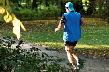 adım sayar ile genç erkek atlet