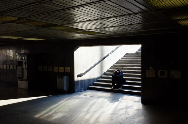 Lonely man sitting on the stairs — Stock Photo, Image