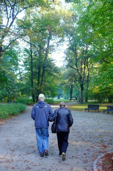 Para seniorów w parku — Zdjęcie stockowe