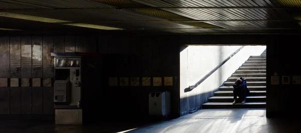 Hombre solitario sentado en las escaleras —  Fotos de Stock