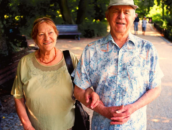 Feliz pareja de ancianos —  Fotos de Stock