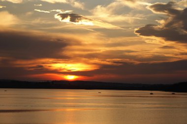 Gölün üzerinde gün batımı