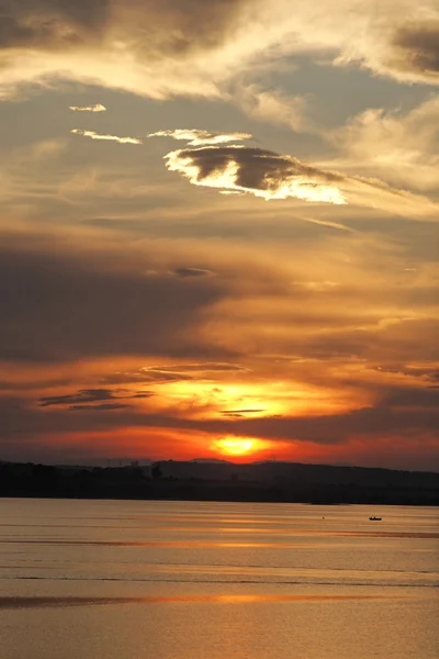 Захід сонця над озером — стокове фото