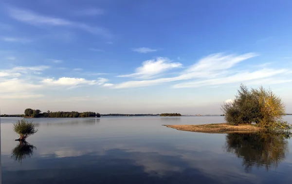 Noite sobre o lago — Fotografia de Stock