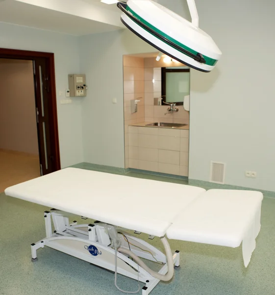 Большая хирургическая лампа в операционном зале — стоковое фото