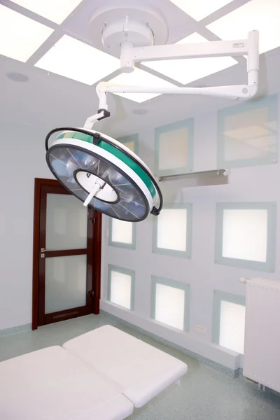 Grande lampe chirurgicale en salle d'opération — Photo