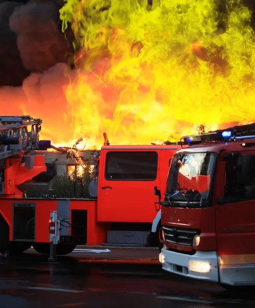 Extinguishing big fire — Stock Photo, Image