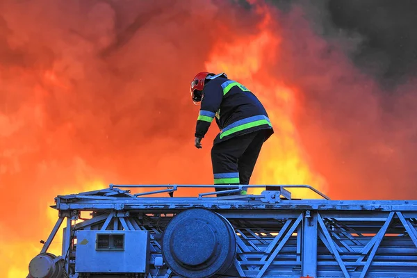 Vlammen over hoofdgebouw — Stockfoto