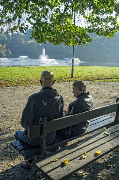 Para seniorów w parku — Zdjęcie stockowe