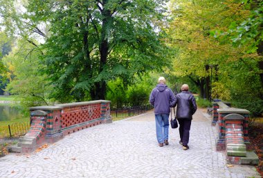 Parktaki yaşlı çift.