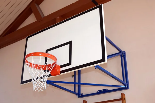 Edifício de ginásio com aro de basquete — Fotografia de Stock