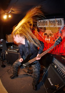 gitarist stüdyoda gerçekleştiriliyor