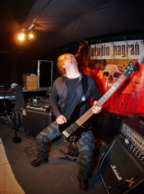 gitarist stüdyoda gerçekleştiriliyor