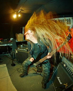 gitarist stüdyoda gerçekleştiriliyor