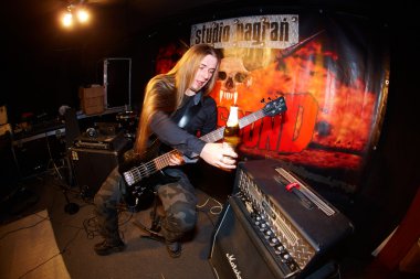 gitarist stüdyoda gerçekleştiriliyor