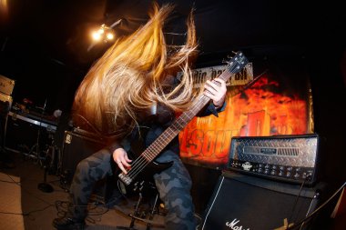 gitarist stüdyoda gerçekleştiriliyor