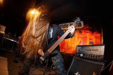 gitarist stüdyoda gerçekleştiriliyor