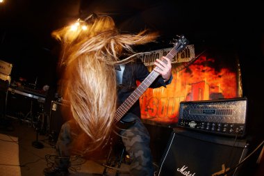 gitarist stüdyoda gerçekleştiriliyor