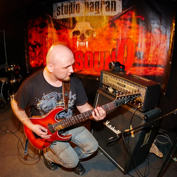 Guitarrista atuando em estúdio — Fotografia de Stock