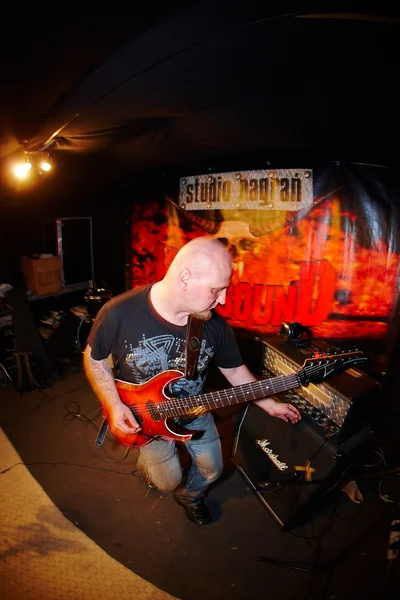 Guitarrista actuando en estudio — Foto de Stock