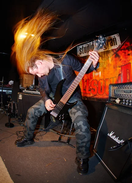 Guitarrista actuando en estudio — Foto de Stock