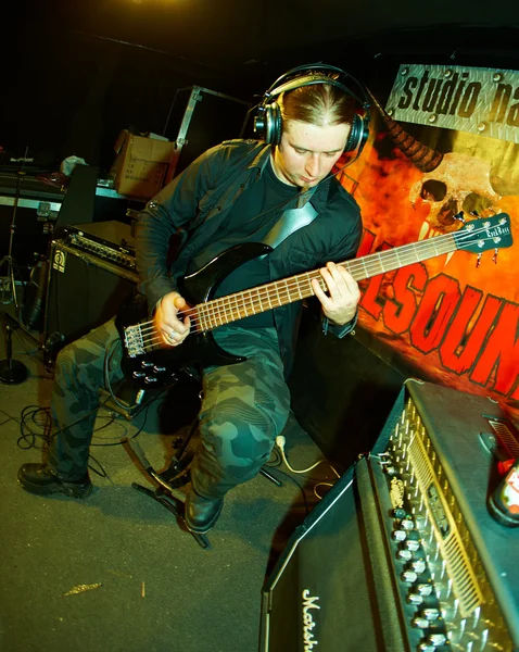 Gitarrist tritt im Studio auf — Stockfoto