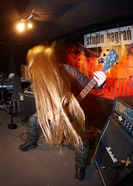 Guitarrista atuando em estúdio — Fotografia de Stock