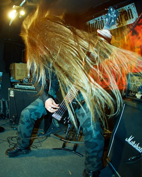 Guitarrista actuando en estudio — Foto de Stock