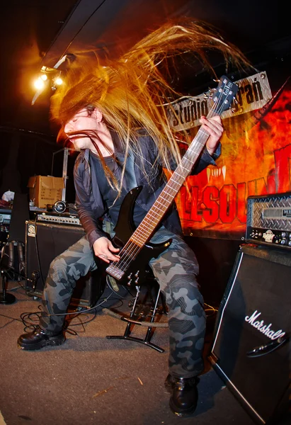 Guitarrista actuando en estudio — Foto de Stock