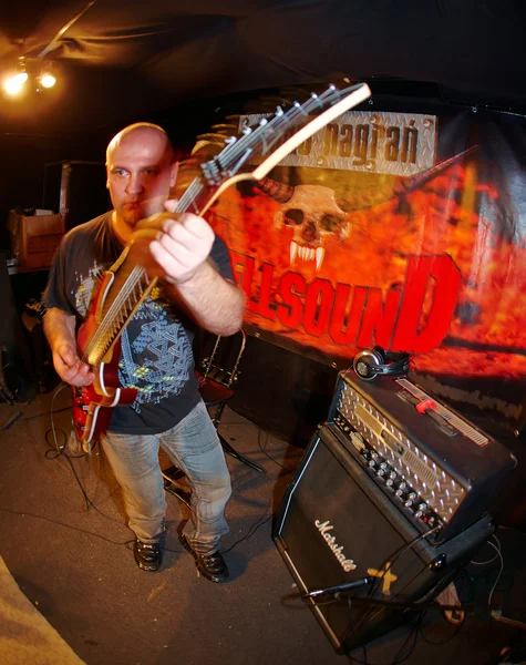 Guitarist performing in studio — Stock Photo, Image