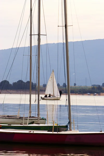 Yachts sur le lac — Photo