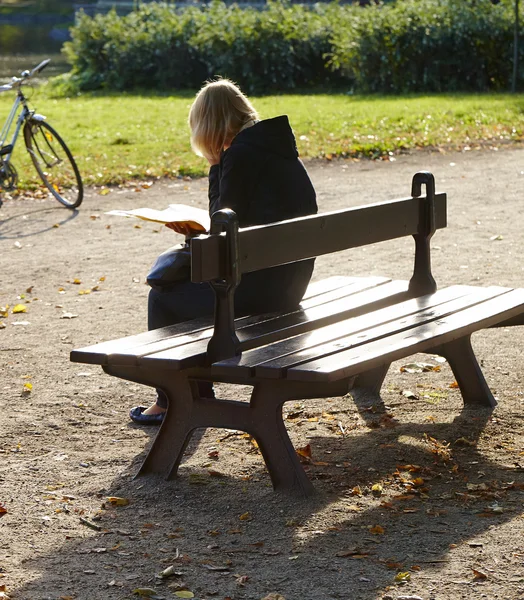 Young student reading — Stock Photo, Image