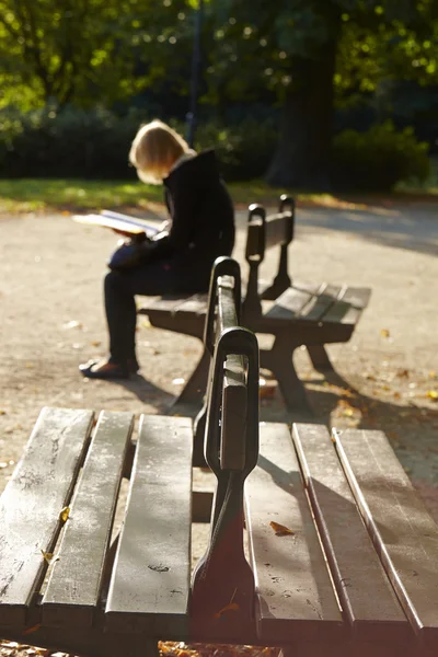 Jovem estudante leitura — Fotografia de Stock