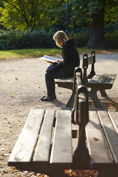 Young student reading — Stock Photo, Image