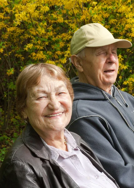 Para seniorów w parku — Zdjęcie stockowe