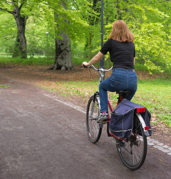 年轻女子骑自行车 — 图库照片