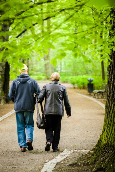 Para seniorów w parku — Zdjęcie stockowe