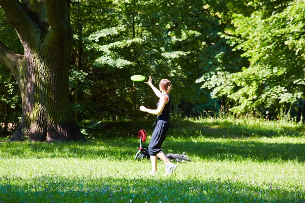 Joven mujer jugando frisbee — Foto de Stock