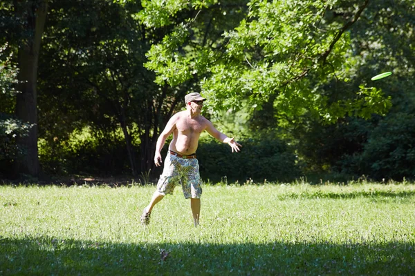 Mladý muž hrát frisbee — Stock fotografie