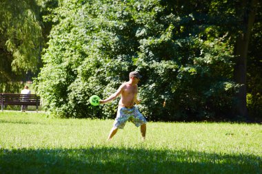 Frizbi oynayan genç adam